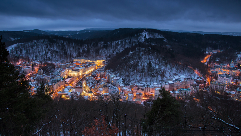 Panoramabild aus der Luft: Abendstimmung der Stadt mit Schnee und vielen Lichtern von den Häusern.n.ung