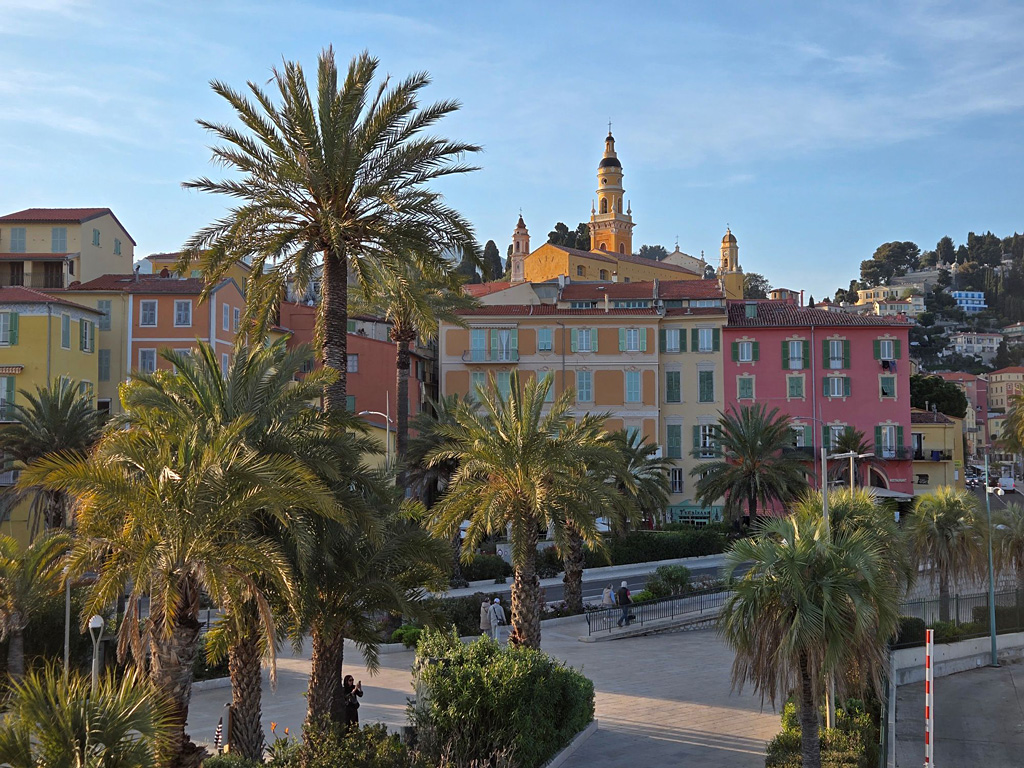Stadtansicht von Menton mit Palmen und bunt gestrichenen hohen Häusern
